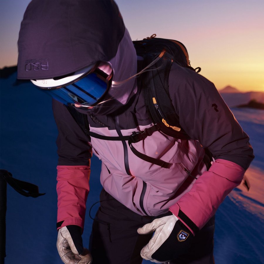 skifahrer an berg in wagrain - die sonne geht gerade unter, es wird nacht // Skiers on the mountain in Wagrain - the sun is just setting and night is falling